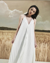 Robe longue en soie plissée dos nu avec décolleté licou à bretelles et silhouette fluide